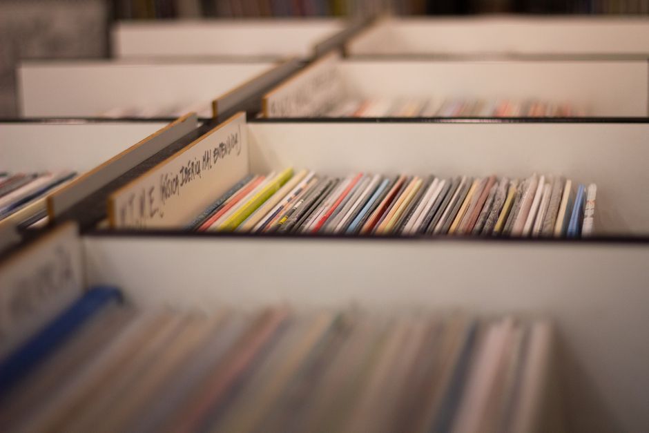 Interijer trgovine Groove — police s pločama